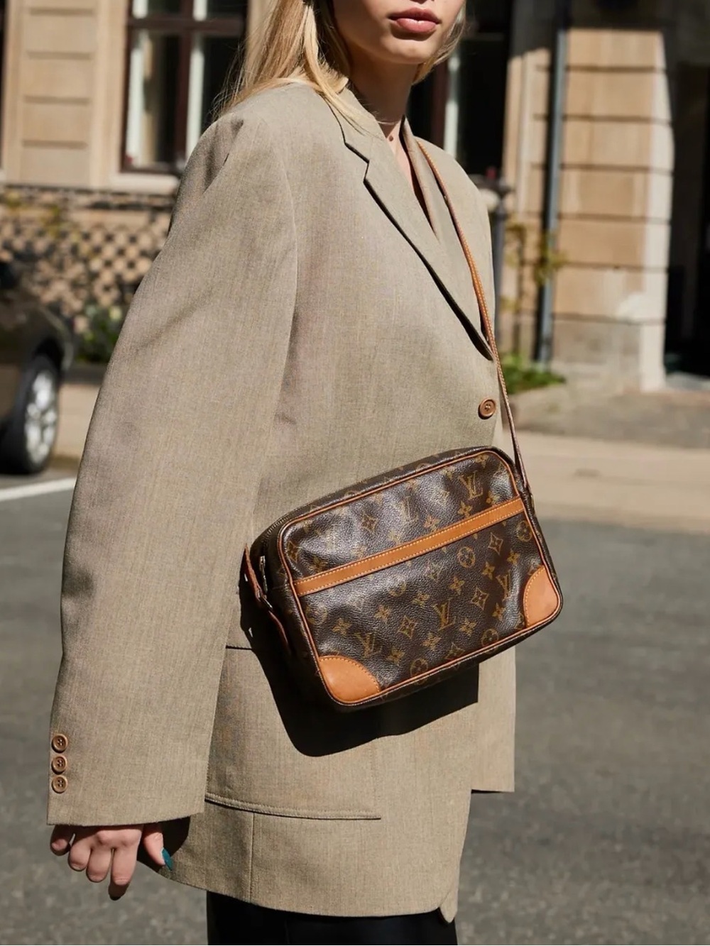 Louis Vuitton Trocadero 27 Classic Monogram Crossbody Shoulder Bag Unisex